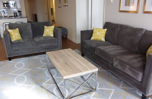 Downtown Seattle Apartment | Amazing Location by Pike Pl Market ~ Water Views ~ HUGE, Sleeps 8, 6 adults max