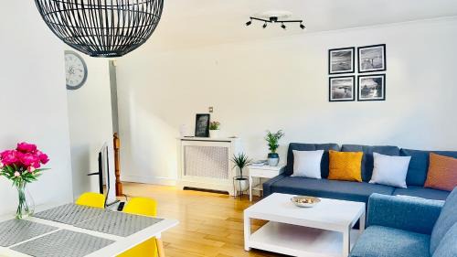 Tower Hamlets Apartment | Amazing Location - City of London- 2 Bedroom Stunning Canal View House With Private Garden,Parking & Balcony
