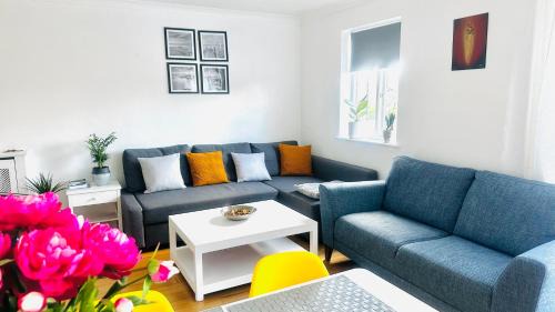 Tower Hamlets Apartment | Amazing Location - City of London- 2 Bedroom Stunning Canal View House With Private Garden,Parking & Balcony