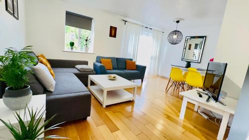 Tower Hamlets Apartment | Amazing Location - City of London- 2 Bedroom Stunning Canal View House With Private Garden,Parking & Balcony
