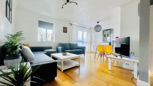 Tower Hamlets Apartment | Amazing Location - City of London- 2 Bedroom Stunning Canal View House With Private Garden,Parking & Balcony