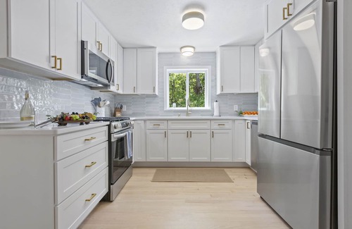 East Falmouth House | AMAZING Location! Hottub! Walk 2 beach! Slps 9