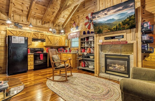 Pigeon Forge Cabin | Amazing Log Cabin! Close To All The Main Attractions In Pigeon Forge! Firepit!