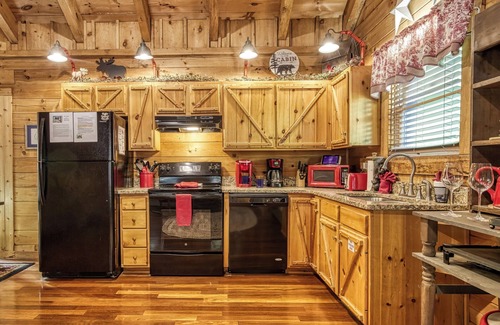 Pigeon Forge Cabin | Amazing Log Cabin! Close To All The Main Attractions In Pigeon Forge! Firepit!