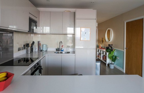 Barking Apartment | Amazing London City Skyline View & Transport Links