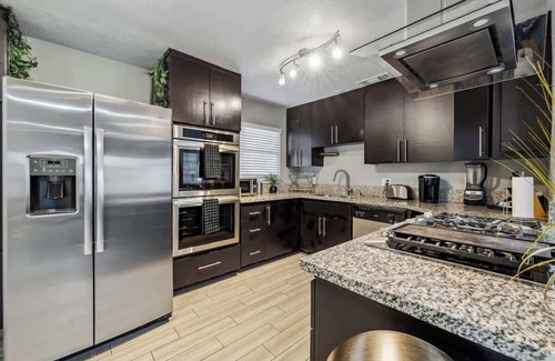 Pinto Palomino House | Amazing Lux Stay! w/heated Pool 10min to Strip