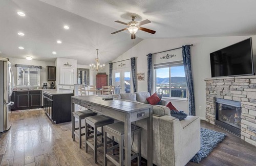 Monument House | Amazing modern home in great location with views of the Front Range mountains and Pikes Peak!