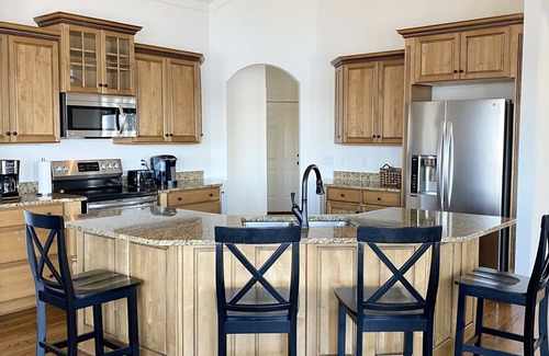 Six Mile House | Amazing Mountain, Lake and Private Island Views ~ Hot Tub ~ Kayaks ~ Pizza Oven!