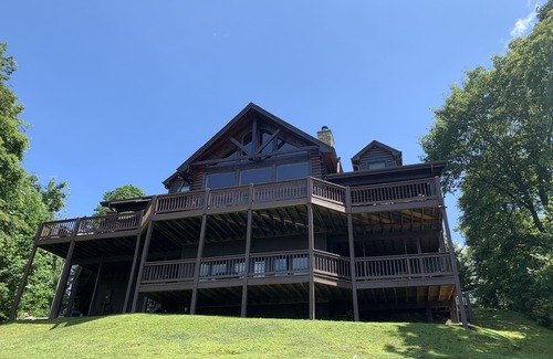 Pisgah Forest House | Amazing Mountain Views - 5 Bedrooms. 4.5 bathrooms