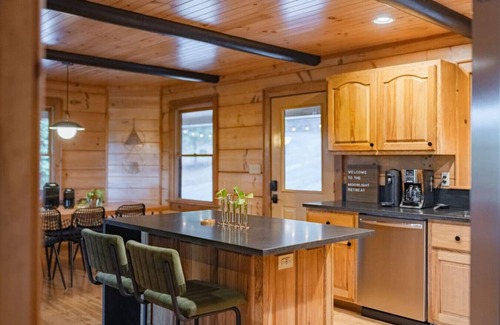 Cherry Log House | Amazing Mountain Views + Hot Tub
