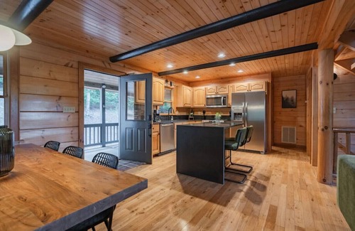Cherry Log House | Amazing Mountain Views + Hot Tub