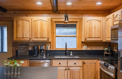 Cherry Log House | Amazing Mountain Views + Hot Tub