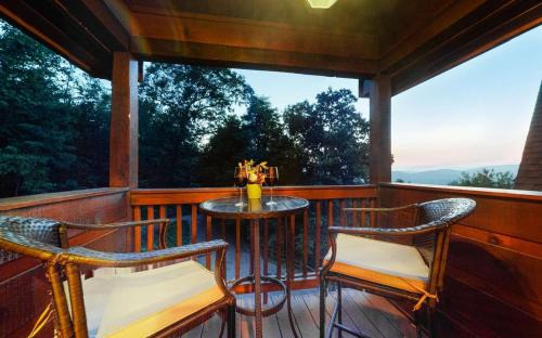 Mineral Bluff House | Amazing Mountain View -AMAZING LUXURY CABIN WITH LONG RANGE MOUNTAIN VIEWS AND FREE LOCAL ACTIVITIES
