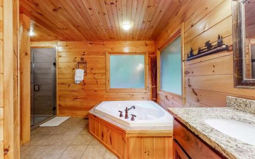 Mineral Bluff House | Amazing Mountain View -AMAZING LUXURY CABIN WITH LONG RANGE MOUNTAIN VIEWS AND FREE LOCAL ACTIVITIES