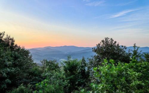 Mineral Bluff House | Amazing Mountain View -AMAZING LUXURY CABIN WITH LONG RANGE MOUNTAIN VIEWS AND FREE LOCAL ACTIVITIES