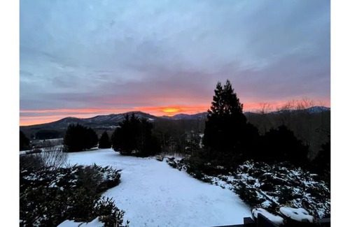 Afton House | Amazing Mountain Views, Hot Tub and Close to Wineries and Breweries