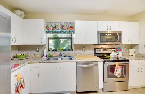 Florida Shores House | Amazing "NEW" Cottage Hot Tub Minutes To Beaches - Coastal Comfort Awaits