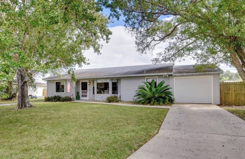 Florida Shores House | Amazing "NEW" Cottage Hot Tub Minutes To Beaches - Coastal Comfort Awaits
