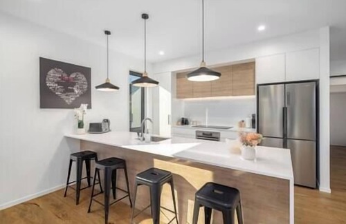 Christchurch House | Amazing New Modern House w/Parking, 5min from CBD, Sleeps 11, Large Modern house w/parking, 5 min dr