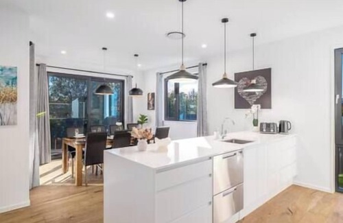 Christchurch House | Amazing New Modern House w/Parking, 5min from CBD, Sleeps 11, Large Modern house w/parking, 5 min dr
