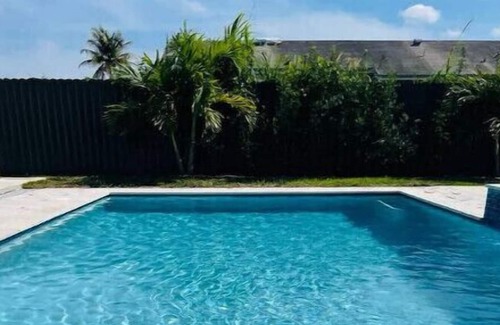 Homestead House | Amazing New Pool Jacuzzi BBQ Waterfall Near Miami Massage chair