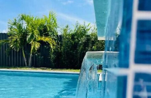 Homestead House | Amazing New Pool Jacuzzi BBQ Waterfall Near Miami Massage chair