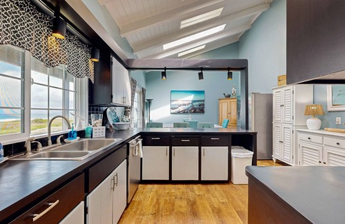 Fort Bragg House | Amazing oceanfront home & guesthouse w/hot tub, beach access & decks - 2 dogs OK