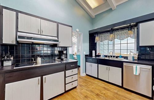 Fort Bragg House | Amazing oceanfront home & guesthouse w/hot tub, beach access & decks - 2 dogs OK