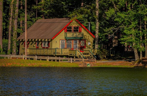 Pine Mountain Ski Chalet | Amazing pet friendly chalet with perfect view of Lake Innsbruck