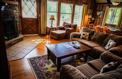 Pine Mountain Ski Chalet | Amazing pet friendly chalet with perfect view of Lake Innsbruck