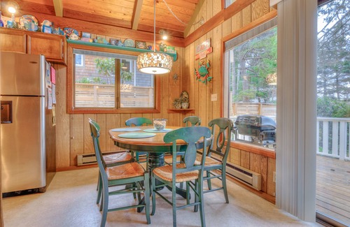 Manzanita House | Amazing Place! Two-Bedroom Manzanita Chalet a Simple Stroll to the Beach!