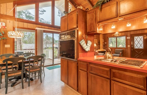 Manzanita House | Amazing Place! Two-Bedroom Manzanita Chalet a Simple Stroll to the Beach!