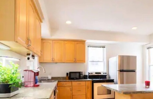 Portsmouth House | Amazing remodeled house that sleeps 11! Walk to downtown Portsmouth and park 8+