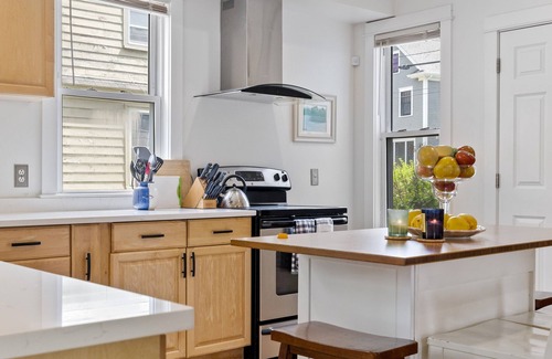 Portsmouth House | Amazing remodeled house that sleeps 11! Walk to downtown Portsmouth and park 8+