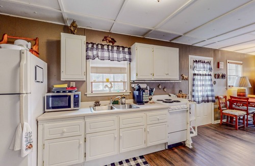 Otto House | Amazing riverfront retreat with grazing horses, great views, & firepit - dogs ok