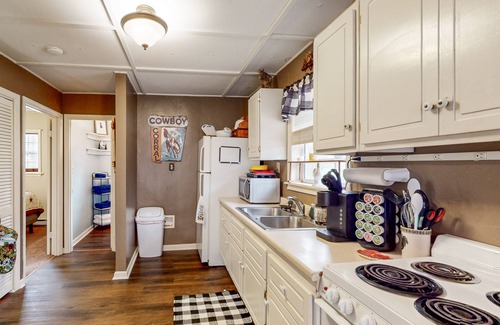 Otto House | Amazing riverfront retreat with grazing horses, great views, & firepit - dogs ok