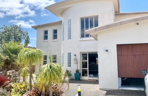 Te Atatu Peninsula House | Amazing Seaview House
