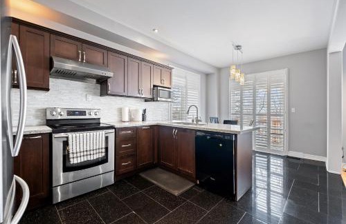 Richmond Hill Apartment | Amazing Spacious house in Center of Richmond hill
