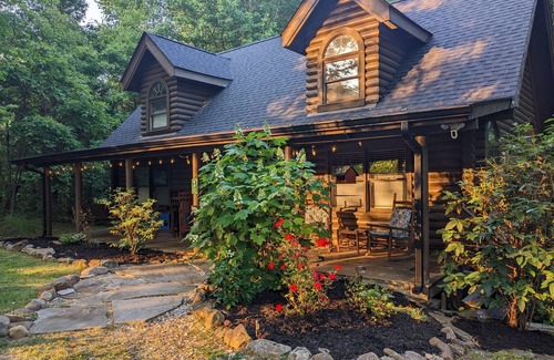 Lookout Mountain House | Amazing Spring Weather approaching! Book now & enjoy our Firepit under the stars