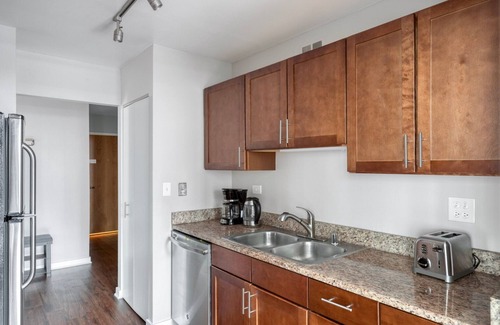 Streeterville Apartment | Amazing Streeterville 2BR w/Gym & Pool, Ohio St beach, by Blueground