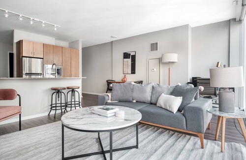 Streeterville Apartment | Amazing Streeterville Jr 1BR w/Pool & Gym, nr Riverwalk, by Blueground