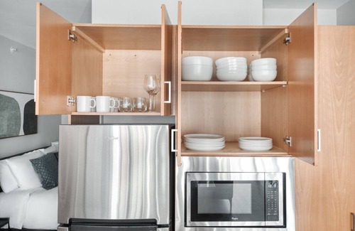 Streeterville Apartment | Amazing Streeterville Jr 1BR w/Pool & Gym, nr Riverwalk, by Blueground
