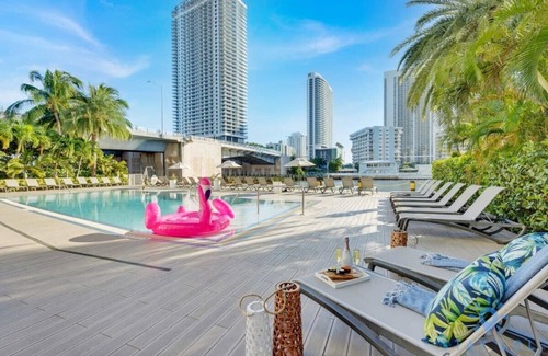 Hallandale Beach Condo | Amazing Studio: Pool, Beach and Balcony Enjoyment.