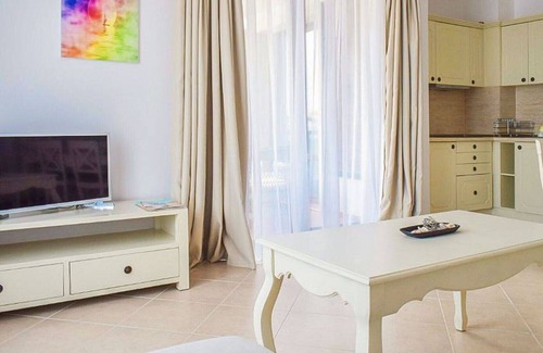 Lozenets Apartment | Amazing Suite With Beachfront Access And Pool