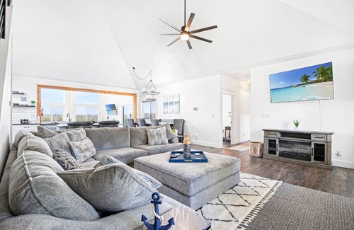 Sunrise Beach House | Amazing Sunset Lake Views, Huge Deck & Hot Tub!