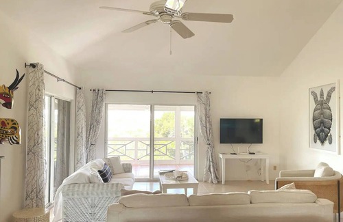 Long Bay Hills Villa | Amazing sunset views across the water – 5 min from Gracebay!