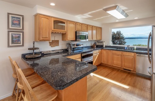 Camano Island House | Amazing Sunset/Whale/Water Views/2 Fire Pits/AC/Lots of Games and more!
