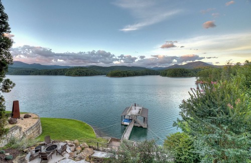 Unaka Cabin | Amazing Sweetwater Lodge - custom lakefront home with mountain views. Close to Blue Ridge!