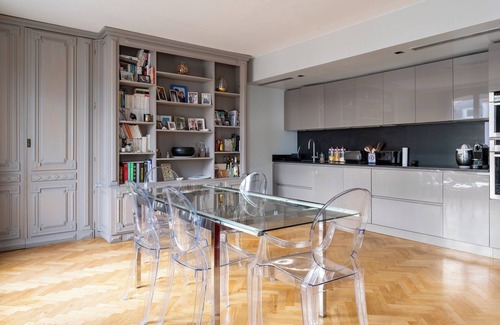 Porte-Saint-Martin Apartment | Amazing Terrasse View 2 BD Apartment - République