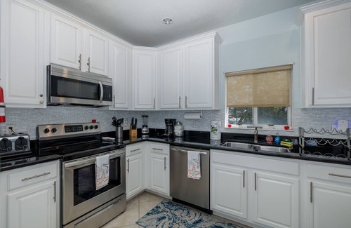 Bay Esplanade House | AMAZING Townhome Private Rooftop with hot tub & private elevator! Awesome Views